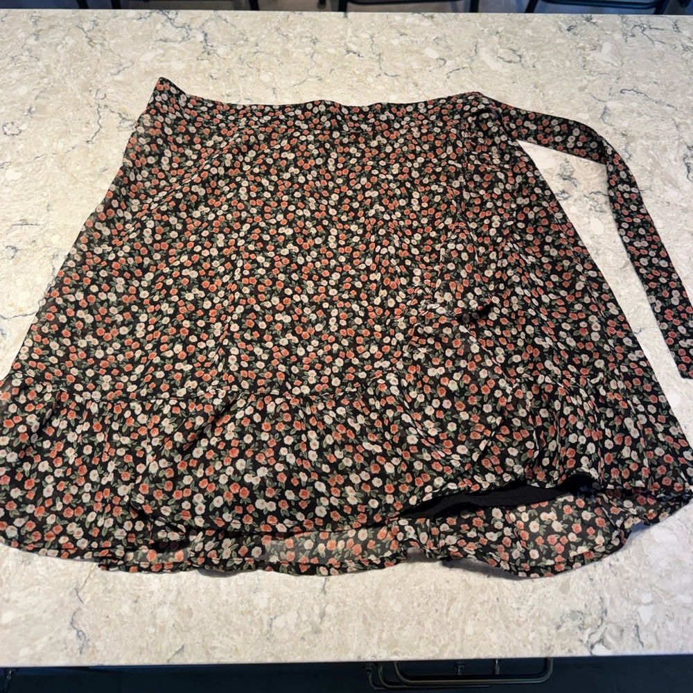 Hollister Black and Red Floral Ultra High-Rise Skirt